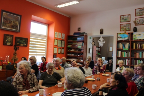 Zdjęcie prezentuje spotkanie Powiatowego Klubu Książki, które odbyło się 20 maja 2025 r. o godzinie 13:00 w Powiatowej Bibliotece Publicznej w Puławach a dotyczyło życia i twórczości Stefana Żeromskiego. Wykład poprowadziła Magdalena Wójcikiewicz, wieloletni pracownik Wojewódzkiej Biblioteki Publicznej im. Hieronima Łopacińskiego w Lublinie. 