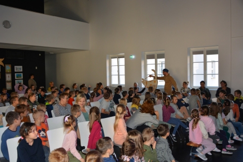 Zdjęcie prezentuje przedstawienie teatralne pt. ”Sokrates w piaskownicy” w wykonaniu aktorów z Fundacji Tworzenia i Promowania Sztuki - ależ Gustawie! 