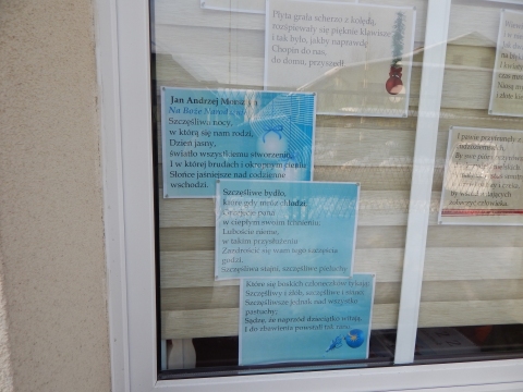 Zdjęcie prezentuje wystawę na oknach Powiatowej Biblioteki Publicznej w Puławach pokazującą najpiękniejsze wiersze o tematyce świątecznej polskich poetów. 