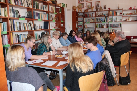 Zdjęcie prezentuje warsztaty szkoleniowe pt. „Arteterapia w bibliotece zorganizowane przez Powiatową Bibliotekę Publiczną w Puławach dla bibliotekarzy z terenu powiatu puławskiego, które odbyły się 30 kwietnia 2025 r.