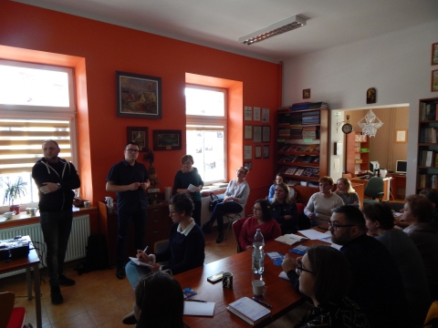 Zdjęcie prezentuje seminarium szkoleniowe, które odbyło się w Powiatowej Bibliotece Publicznej w Puławach 22 marca 2023 r. na temat historii mówionej. 