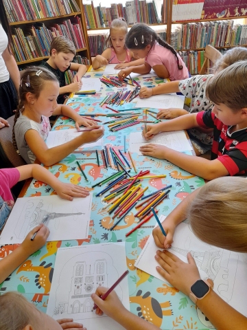 Zdjęcie prezentuje wakacyjne warsztaty kreatywności zorganizowane przez  KOKPiT – Bibliotekę Publiczną w Kazimierzu Dolnym dla dzieci w wieku szkolnym. 