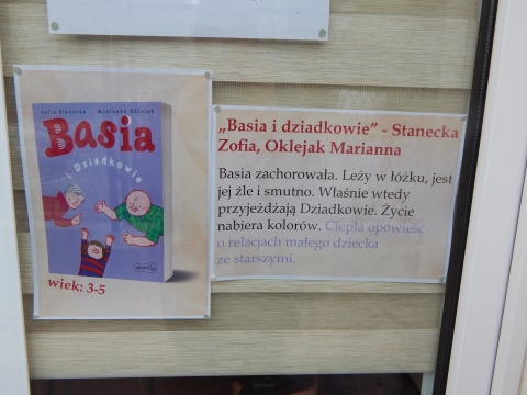Zdjęcie prezentuje wystawę na oknach Powiatowej Biblioteki Publicznej w Puławach pt. „Literackie życzenia dla babci i dziadka”.