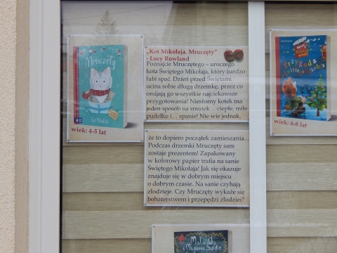 Zdjęcie prezentuje wystawę na oknach Powiatowej Biblioteki Publicznej w Puławach pt. „Poczytaj mi o świętach, czyli propozycje literackie dla dzieci na grudzień”.