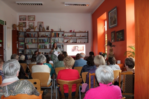 Zdjęcie prezentuje spotkanie Powiatowego Klubu Książki, które odbyło się 18 marca 2025 r. o godzinie 13:00 w Powiatowej Bibliotece Publicznej w Puławach a dotyczyło Izabeli Czartoryskiej. Wykład poprowadziły Justyna Chabros- nauczycielka historii oraz Katarzyna Dorosz–Dębska – psycholożka.