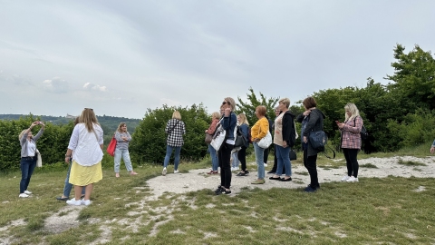 Zdjęcie prezentuje seminarium wyjazdowe „Biblioteka inspiruje – innowacyjne pomysły promujące region” do Kazimierza Dolnego, które odbyło się 16 czerwca 2023 r. w ramach Dnia Bibliotekarza. 