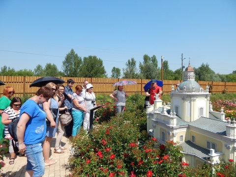 Zdjęcie prezentuje zwiedzanie Parku Miliona Róż i Zabytków Kresowych w Kazimierzu Dolnym w ramach Dnia Bibliotekarza.