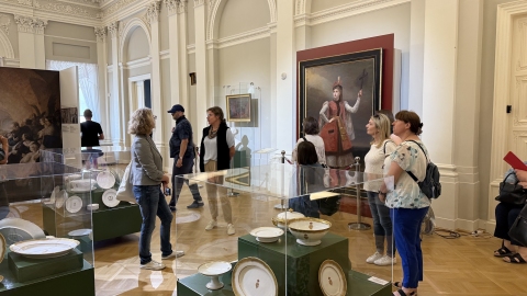 Zdjęcie prezentuje seminarium szkoleniowe „Szlakiem puławskich muzeów” zorganizowane przez  Powiatową Bibliotekę Publiczną w Puławach, które odbyło się 17 czerwca 2025 r.  