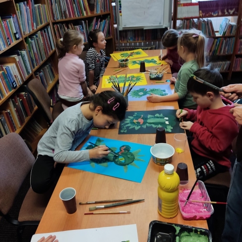 Zdjęcie prezentuje warsztaty literacko-plastyczne zorganizowane w ramach ferii zimowych Od 29 stycznia do 9 lutego 2024 r. w Bibliotece Publicznej w Kazimierzu Dolnym.