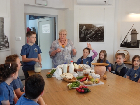 Zdjęcie przedstawia imprezę kulturalną „Jak dawniej gotowano” w ramach projektu „Ochrona i wykorzystanie zasobów dziedzictwa materialnego i niematerialnego dotyczącego obserwatorium astronomicznego w Puławach”.