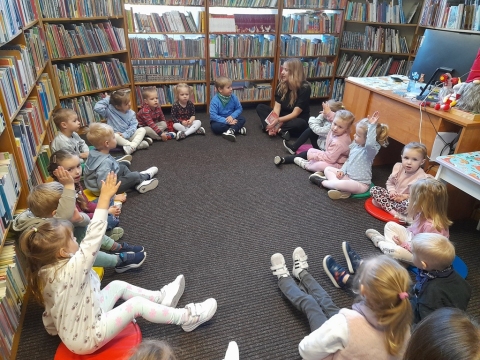 Zdjęcie prezentuje zajęcia dla przedszkolaków z grupy I i II pt. „Moc książek”.