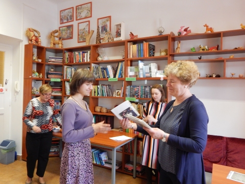 Zdjęcie prezentuje wręczenie nagród w powiatowym konkursie literackim „Kiedy myślę Ojczyzna… Na zawsze w sercu mym”, które odbyło się 8 maja 2023 r. w siedzibie Powiatowej Biblioteki Publicznej w Puławach. 