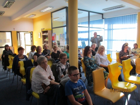 Zdjęcie prezentuje uczestników Narodowego Czytania w siedzibie biblioteki.