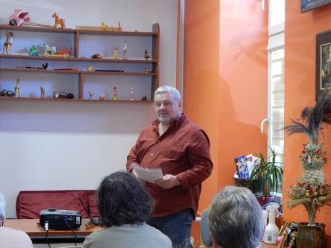 Zdjęcie prezentuje spotkanie autorskie z Jackiem Śnieżkiem w ramach Powiatowego Klubu Książki, które odbyło się w Powiatowej Bibliotece Publicznej 29 marca 2023 r. o godz. 12.00.