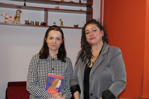 Zdjęcie prezentuje spotkanie autorskie z Mają Wolny w ramach Powiatowego Klubu Książki, które odbyło się 10 lutego 2026 r. o godzinie 13:00 w Powiatowej Bibliotece Publicznej w Puławach. Na zdjęciu Maja Wolny i dyrektor biblioteki Katarzyna Adamowska-Kane.