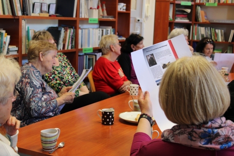 Zdjęcie prezentuje spotkanie Powiatowego Klubu Książki, które odbyło się 20 maja 2025 r. o godzinie 13:00 w Powiatowej Bibliotece Publicznej w Puławach a dotyczyło życia i twórczości Stefana Żeromskiego. Wykład poprowadziła Magdalena Wójcikiewicz, wieloletni pracownik Wojewódzkiej Biblioteki Publicznej im. Hieronima Łopacińskiego w Lublinie. 