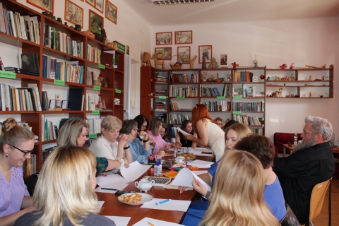 Zdjęcie prezentuje warsztaty szkoleniowe pt. „Arteterapia w bibliotece zorganizowane przez Powiatową Bibliotekę Publiczną w Puławach dla bibliotekarzy z terenu powiatu puławskiego, które odbyły się 30 kwietnia 2025 r.