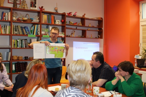 Zdjęcie prezentuje uczestników szkolenia, które odbyło się 21 listopada 2024 r. o godz. 9.00 w Powiatowej Bibliotece Publicznej w Puławach.