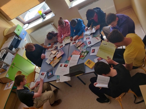 Zdjęcie prezentuje cykl wydarzeń w ramach XXI Tygodnia Bibliotek zorganizowanego przez Bibliotekę Publiczną w Kazimierzu Dolnym.