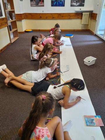 Zdjęcie prezentuje wakacyjne warsztaty kreatywności zorganizowane przez  KOKPiT – Bibliotekę Publiczną w Kazimierzu Dolnym dla dzieci w wieku szkolnym. 