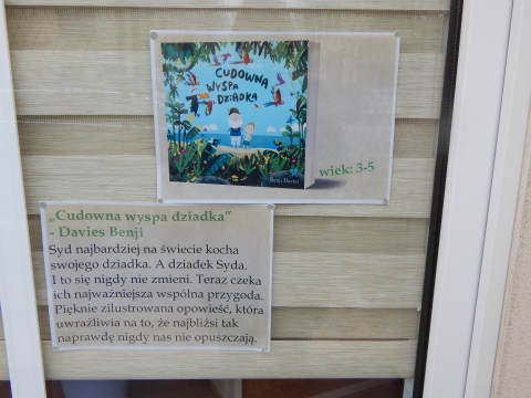 Zdjęcie prezentuje wystawę na oknach Powiatowej Biblioteki Publicznej w Puławach pt. „Literackie życzenia dla babci i dziadka”.