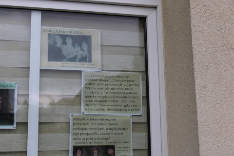Zdjęcie prezentuje wystawę na oknach Powiatowej Biblioteki Publicznej pokazującą role życia księżnej Izabeli Czartoryskiej. 