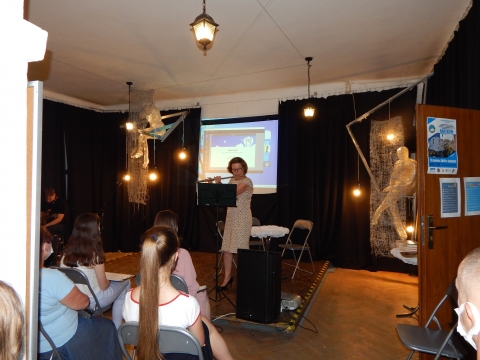 Zdjęcie przedstawia występ muzyczny w wykonaniu Joanny Krajewskiej.