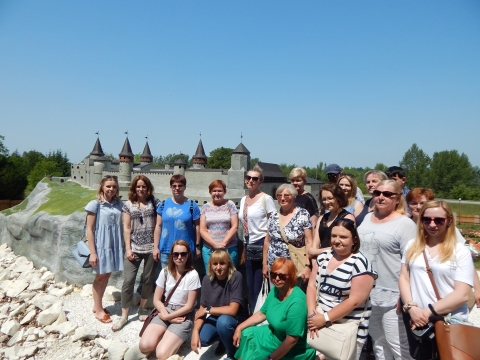 Zdjęcie prezentuje zwiedzanie Parku Miliona Róż i Zabytków Kresowych w Kazimierzu Dolnym w ramach Dnia Bibliotekarza.