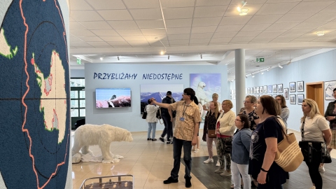 Zdjęcie prezentuje seminarium szkoleniowe „Szlakiem puławskich muzeów” zorganizowane przez  Powiatową Bibliotekę Publiczną w Puławach, które odbyło się 17 czerwca 2025 r.  