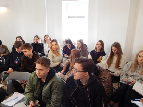 Zdjęcie przedstawia imprezę kulturalną „Jak dawniej mówiono” w ramach projektu „Ochrona i wykorzystanie zasobów dziedzictwa materialnego i niematerialnego dotyczącego obserwatorium astronomicznego w Puławach”.