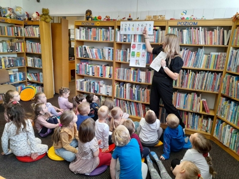 Zdjęcie prezentuje zajęcia dla przedszkolaków z grupy I i II pt. „Moc książek”.