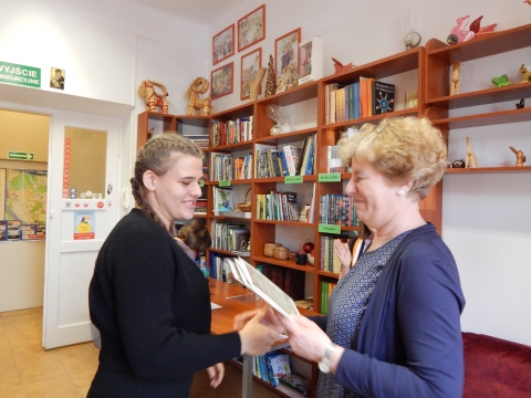 Zdjęcie prezentuje wręczenie nagród w powiatowym konkursie literackim „Kiedy myślę Ojczyzna… Na zawsze w sercu mym”, które odbyło się 8 maja 2023 r. w siedzibie Powiatowej Biblioteki Publicznej w Puławach. 