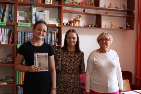 Zdjęcie prezentuje wręczenie nagród w powiatowym konkursie plastycznym „Wkomponuj Stefana Żeromskiego w pejzaż Nałęczowa”  które odbyło się 21 maja 2025 r. w siedzibie Powiatowej Biblioteki Publicznej w Puławach.