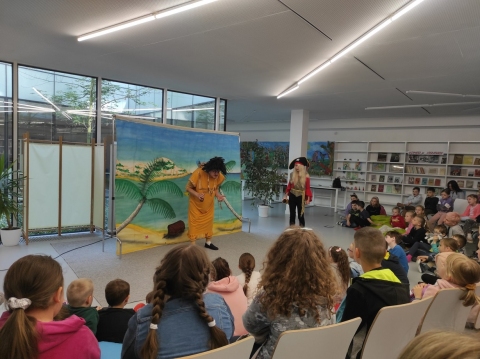  Fotorelacja z wydarzeń, które odbyły się w ramach projektu "Podróże z książką" realizowanego przez Małgorzatę Józefacką, Barbarę Dzikoń i Bibliotekę Publiczną w Kazimierzu Dolnym.