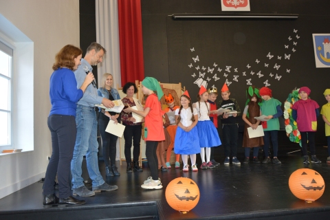 Zdjęcie pokazuje Przegląd Teatrzyków Szkolnych, który odbył się 27 października 2022 r. w auli Gminnego Zespołu Szkół w Kazimierzu Dolnym.