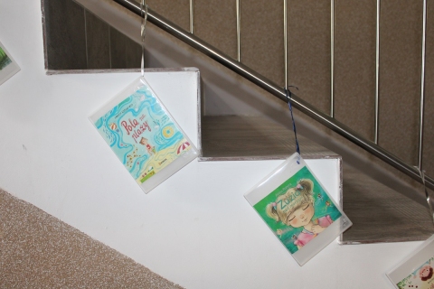 Zdjęcie prezentuje wystawę na korytarzu przed Powiatową Biblioteką Publiczną prezentującą letnie propozycje czytelnicze dla najmłodszych.