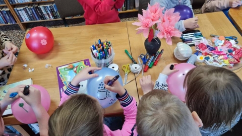 Zdjęcie prezentuje zajęcia dla uczniów klasy 1 ze SP w Bochotnicy pt. „Biblioteka pełna magii” .