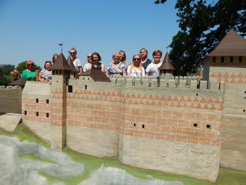 Zdjęcie prezentuje zwiedzanie Parku Miliona Róż i Zabytków Kresowych w Kazimierzu Dolnym w ramach Dnia Bibliotekarza.