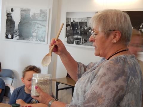 Zdjęcie przedstawia imprezę kulturalną „Jak dawniej gotowano” w ramach projektu „Ochrona i wykorzystanie zasobów dziedzictwa materialnego i niematerialnego dotyczącego obserwatorium astronomicznego w Puławach”.