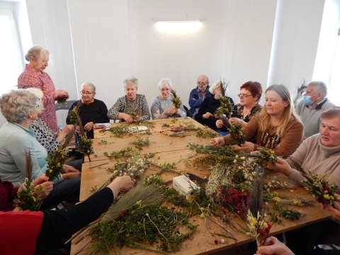 Zdjęcie przedstawia imprezę kulturalną „Jak dawniej świętowano” w ramach projektu „Ochrona i wykorzystanie zasobów dziedzictwa materialnego i niematerialnego dotyczącego obserwatorium astronomicznego w Puławach”.