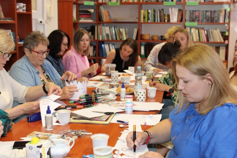 Zdjęcie prezentuje warsztaty szkoleniowe pt. „Arteterapia w bibliotece zorganizowane przez Powiatową Bibliotekę Publiczną w Puławach dla bibliotekarzy z terenu powiatu puławskiego, które odbyły się 30 kwietnia 2025 r.