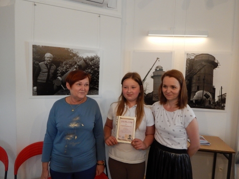 Zdjęcie prezentuje uroczyste wręczenie nagród w powiatowym konkursie plastycznym „Z wizytą w bajkowym świecie Marii Konopnickiej”. 