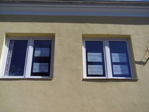 Zdjęcie wystawy znajdującej się na oknach Filii bibliotecznej w Bochotnicy, prezentującej aforyzmy o książkach