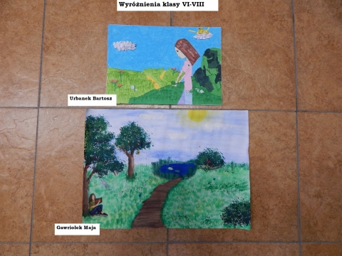 Zdjęcie prezentuje nagrodzone prace w powiatowym konkursie plastycznym „Z wizytą w bajkowym świecie Marii Konopnickiej”.