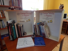 Zdjęcie prezentuje półkę Bookcrossingową pod nazwą „Centrum  wiedzy o regionie” znajdującą się w Powiatowej Bibliotece Publicznej w Puławach. Głównym celem półki jest wymiana publikacji regionalnych i umożliwienie dotarcia do wydawnictw powiatowych szerszemu gronu odbiorców.