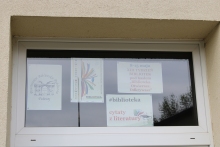 Zdjęcie prezentuje wystawę #biblioteka na oknach Powiatowej Biblioteki Publicznej, która prezentuje cytaty z literatury ukazujące bibliotekę jako miejsce pełne inspiracji, wiedzy i niezwykłych historii.