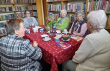 Zdjęcie prezentuje czerwcowe spotkanie kazimierskiego Dyskusyjnego Klubu Książki.