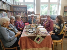 Zdjęcie prezentuje spotkanie kazimierskiego Dyskusyjnego Klubu Książki.