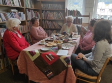 Zdjęcie prezentuje spotkanie kazimierskiego Dyskusyjnego Klubu Książki.