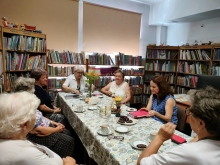 Zdjęcie prezentuje lipcowe spotkanie kazimierskiego Dyskusyjnego Klubu Książki.